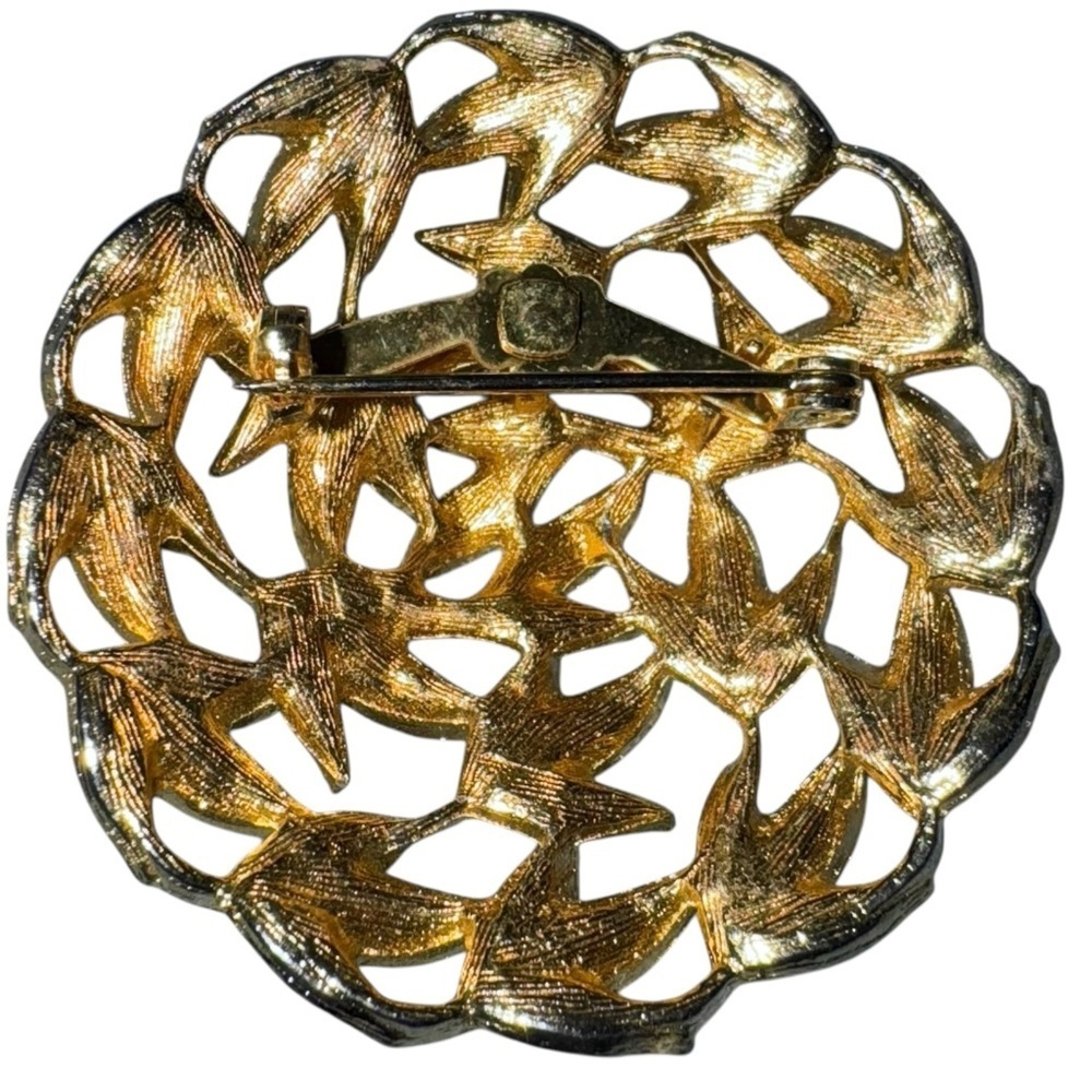 Vintage Women’s brooch gold toned leaf motif design 1960-70’s - Picture 3 of 3